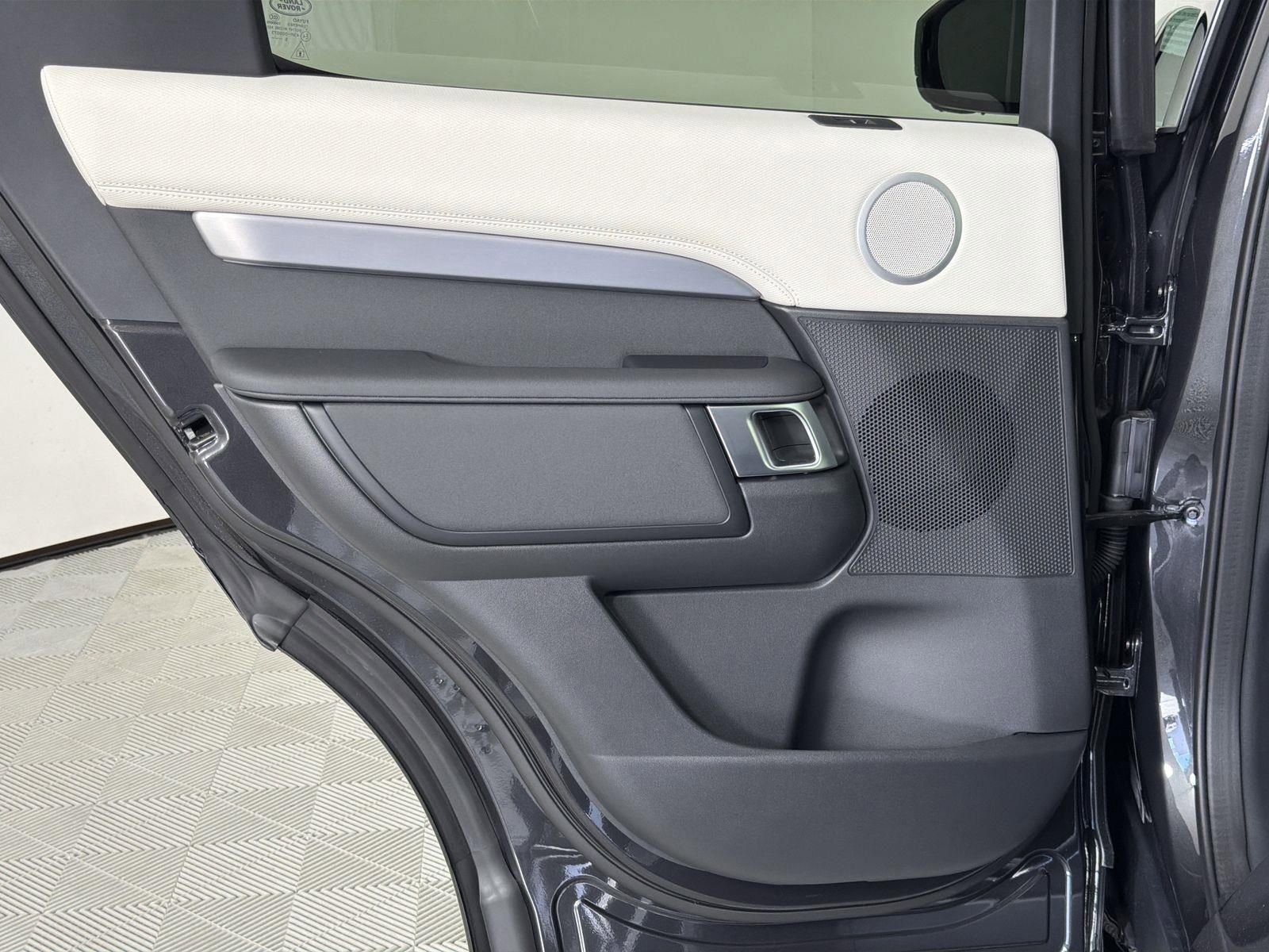 New 2026 Land Rover Discovery Limited Edition image 25