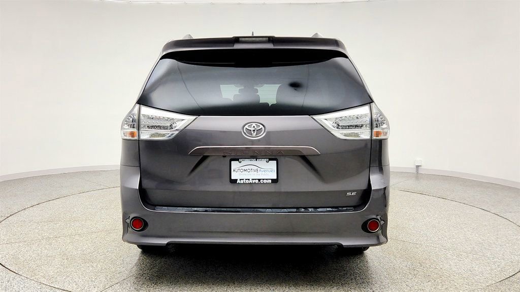 Used 2018 Toyota Sienna SE Premium image 6
