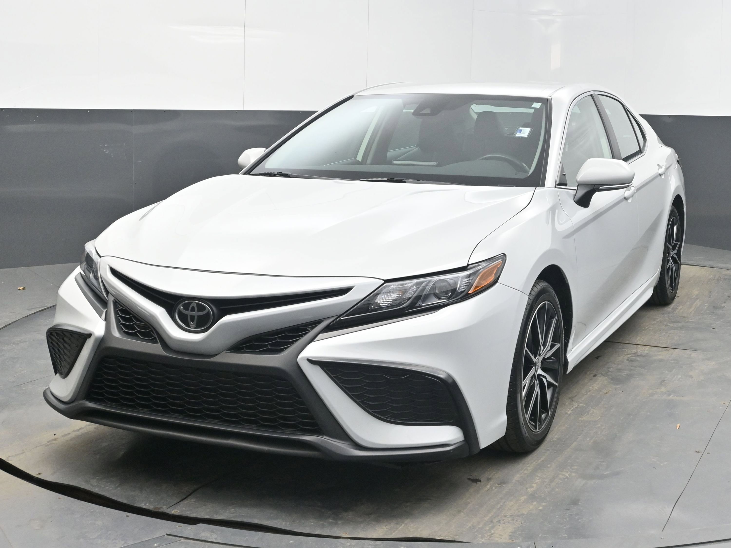 Used 2024 Toyota Camry SE image 4