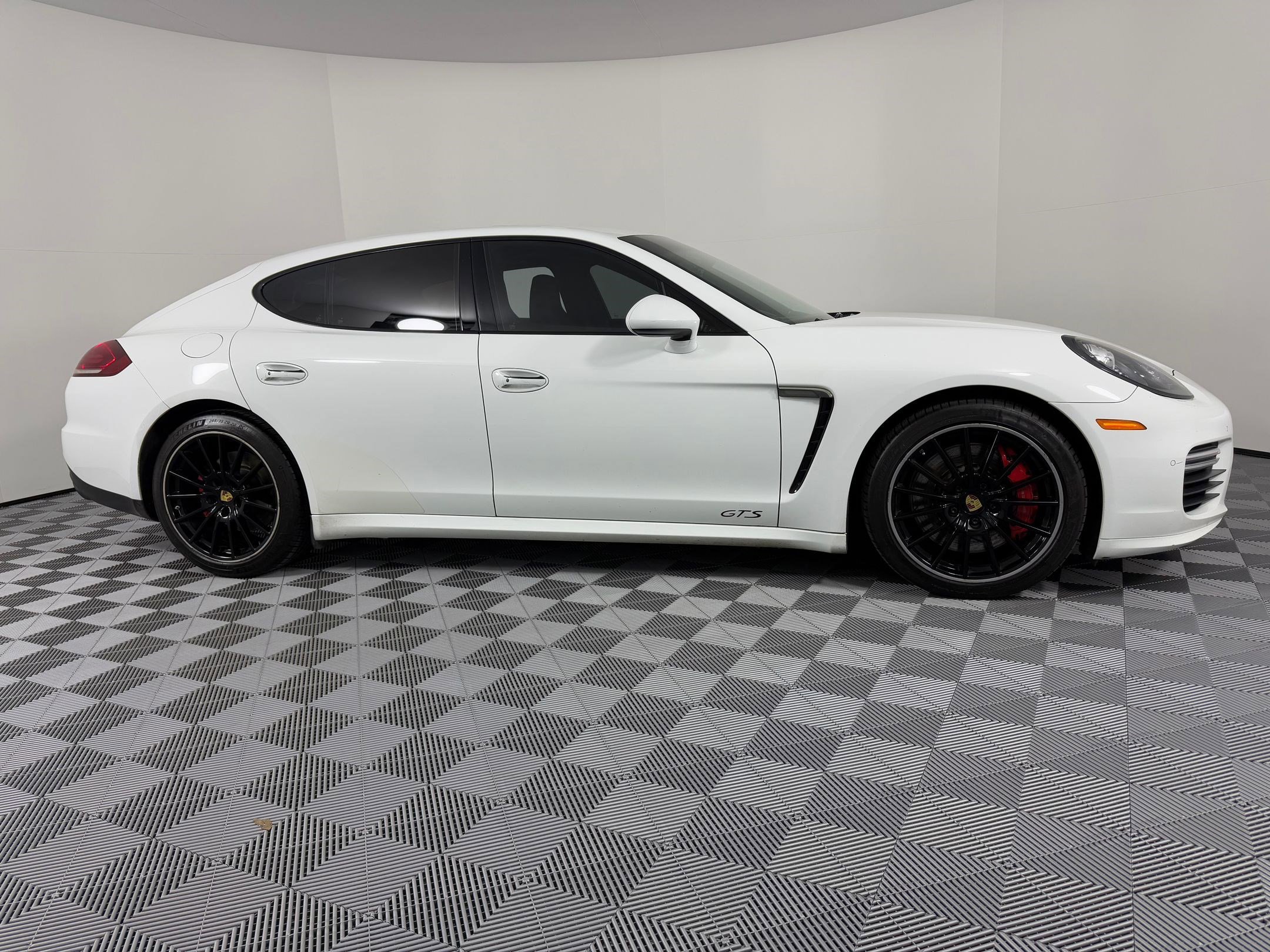 Used 2016 Porsche Panamera GTS image 8