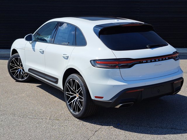 Certified 2025 Porsche Macan AWD/4WD image 3