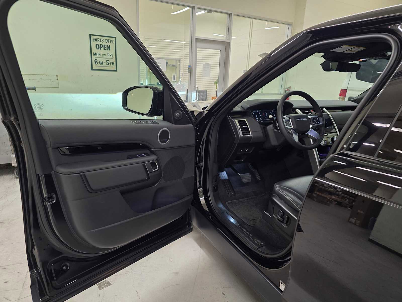 Used 2025 Land Rover Discovery S image 22