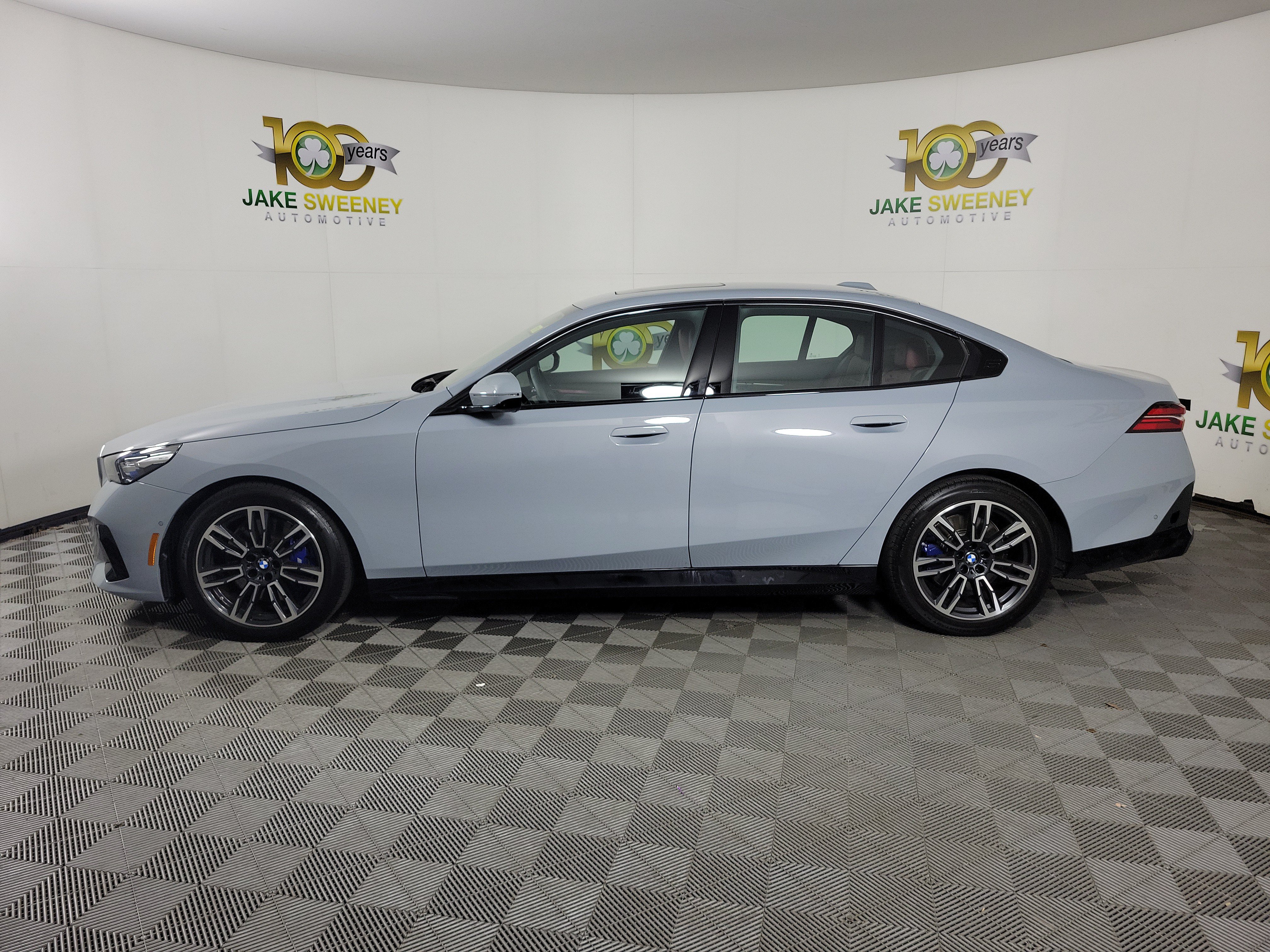 Used 2026 BMW 540i xDrive w/ M Sport Package AWD/4WD image 4
