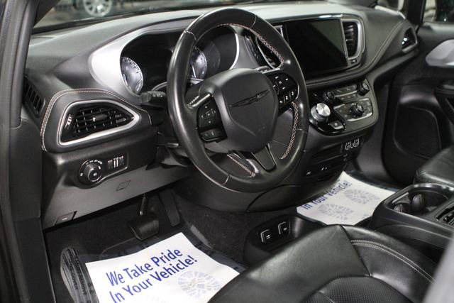 Used 2021 Chrysler Pacifica Touring-L w/ Uconnect Theater Family Group FWD image 15