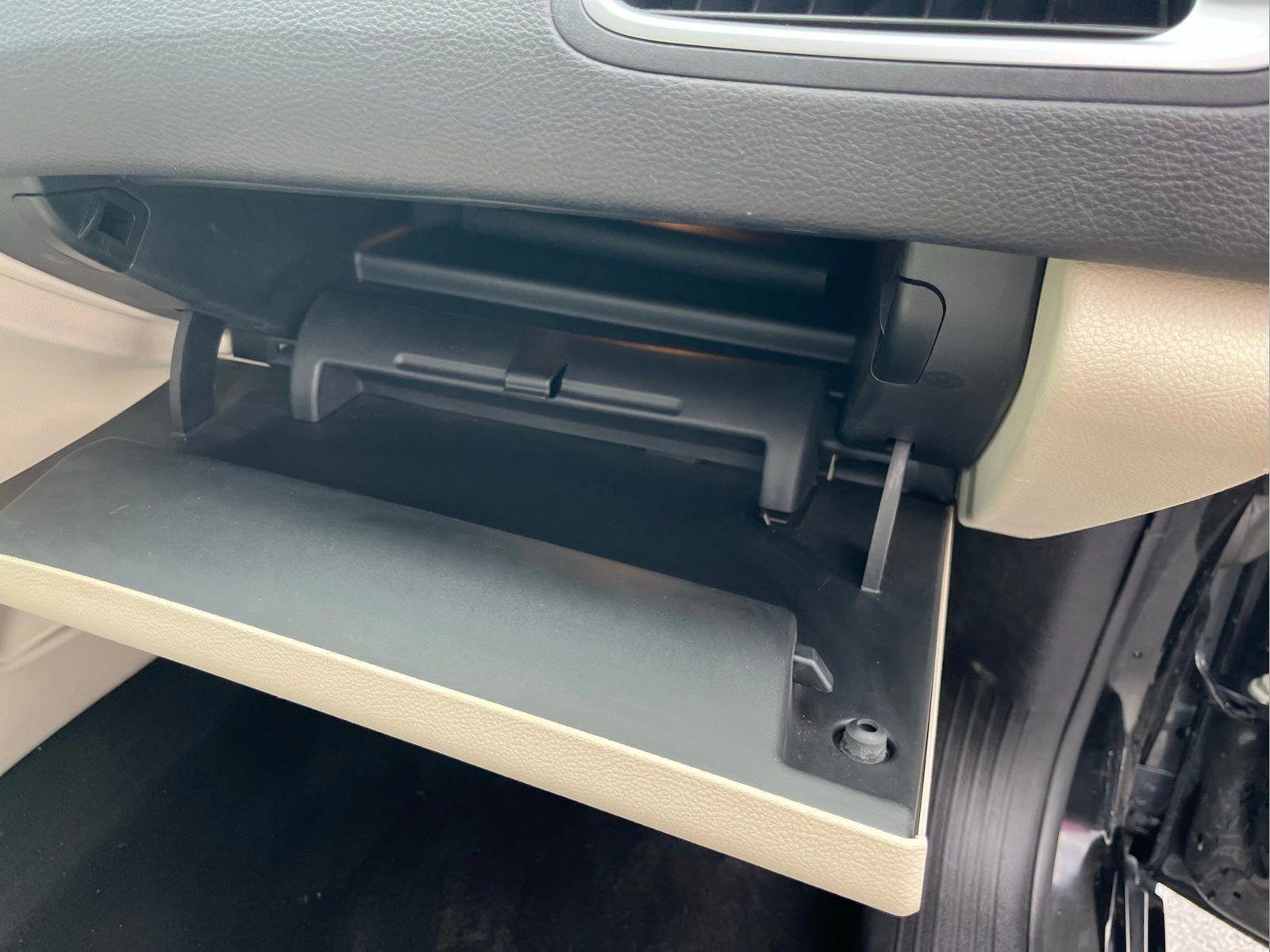 Used 2016 Chrysler 200 Limited image 34