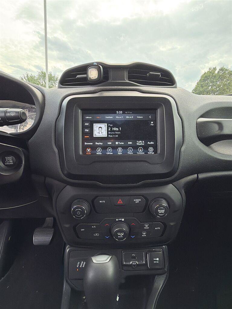 Used 2019 Jeep Renegade Latitude AWD/4WD image 10