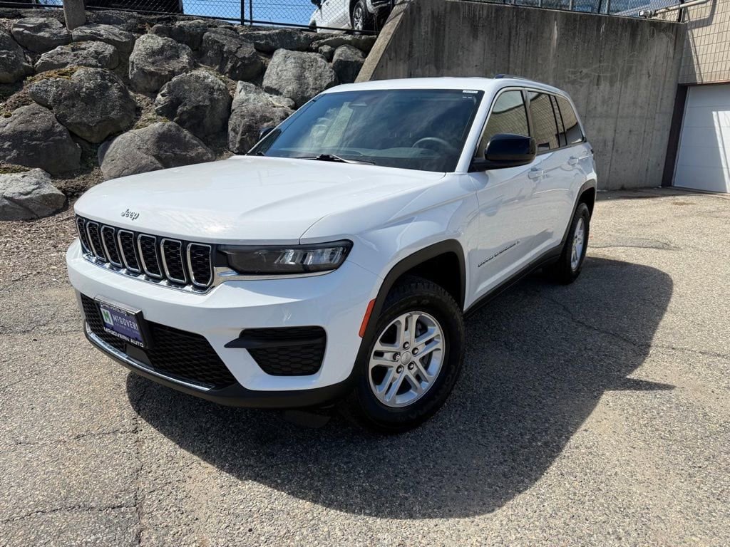 Used 2023 Jeep Grand Cherokee Laredo AWD/4WD image 2
