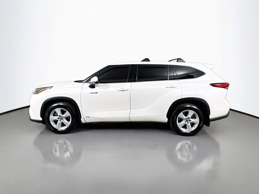 Used 2021 Toyota Highlander LE image 2