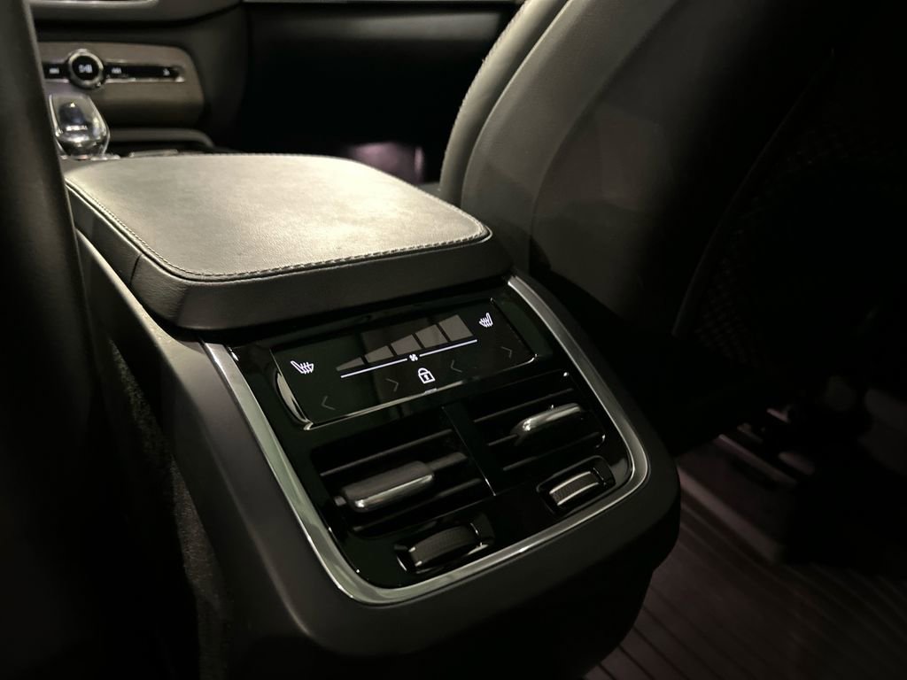 Certified 2023 Volvo XC90 B6 Ultimate w/ Protection Package Premier image 24