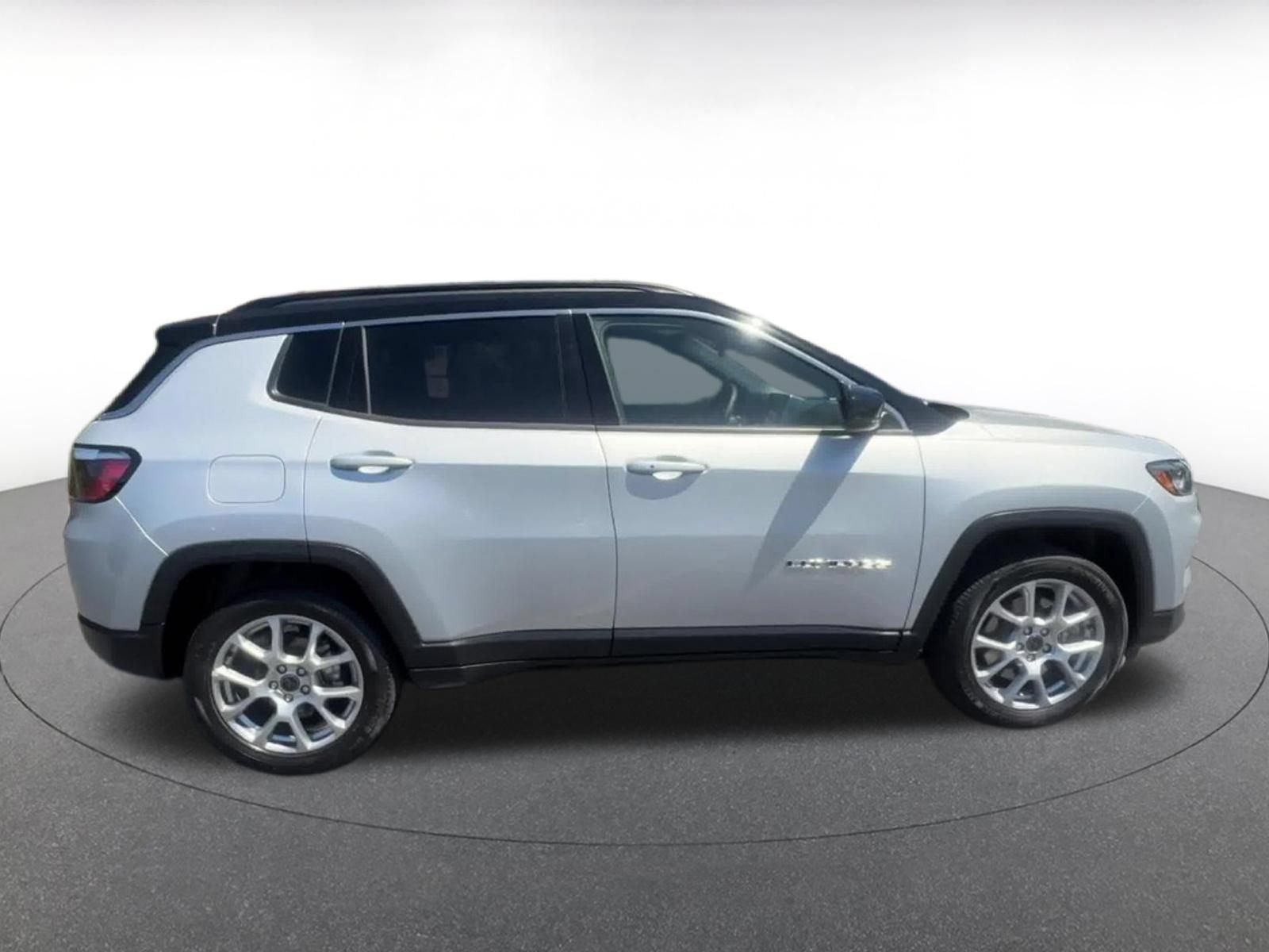 Used 2025 Jeep Compass Limited AWD/4WD image 16