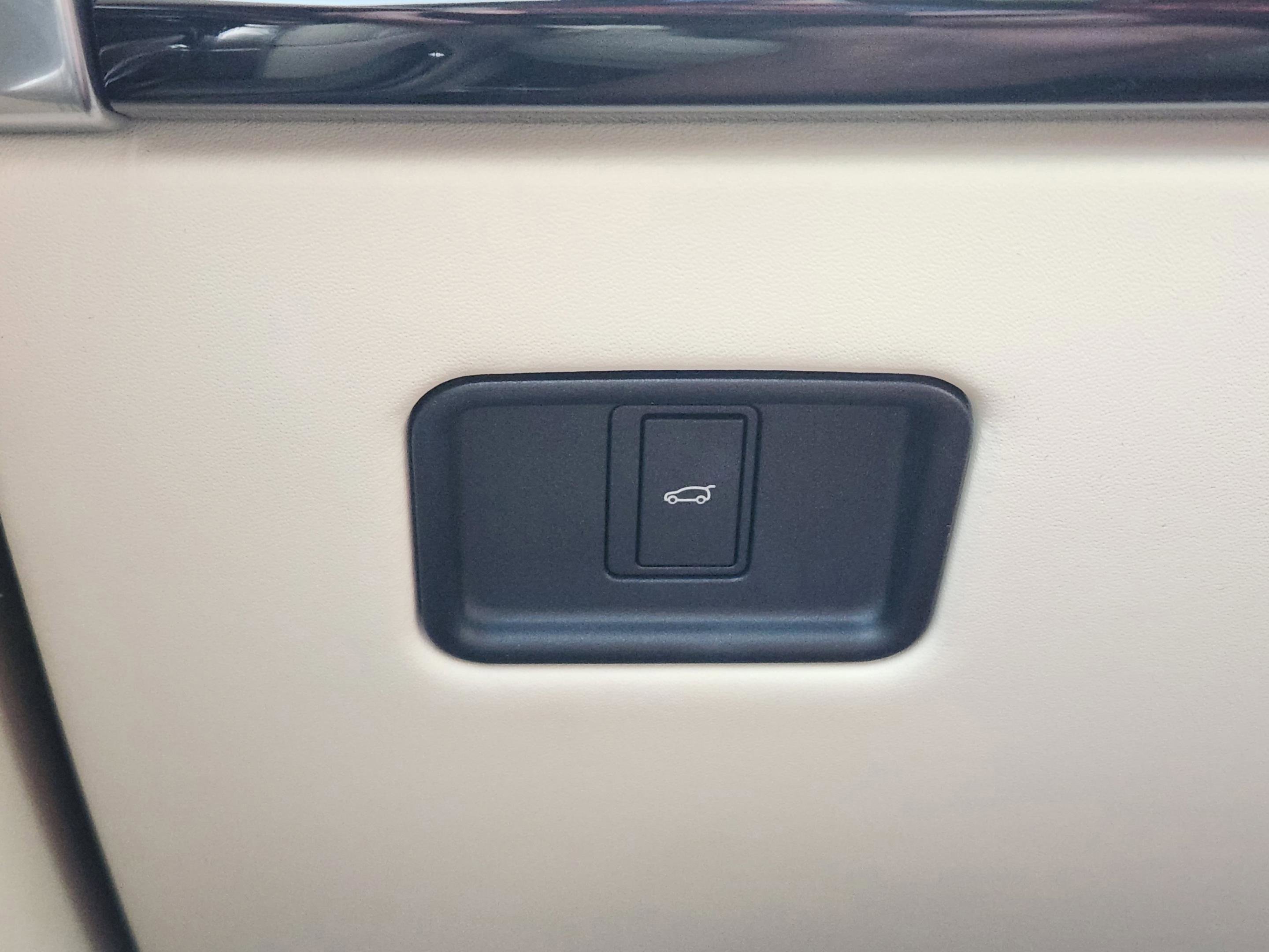 Certified 2025 Land Rover Range Rover SE image 17