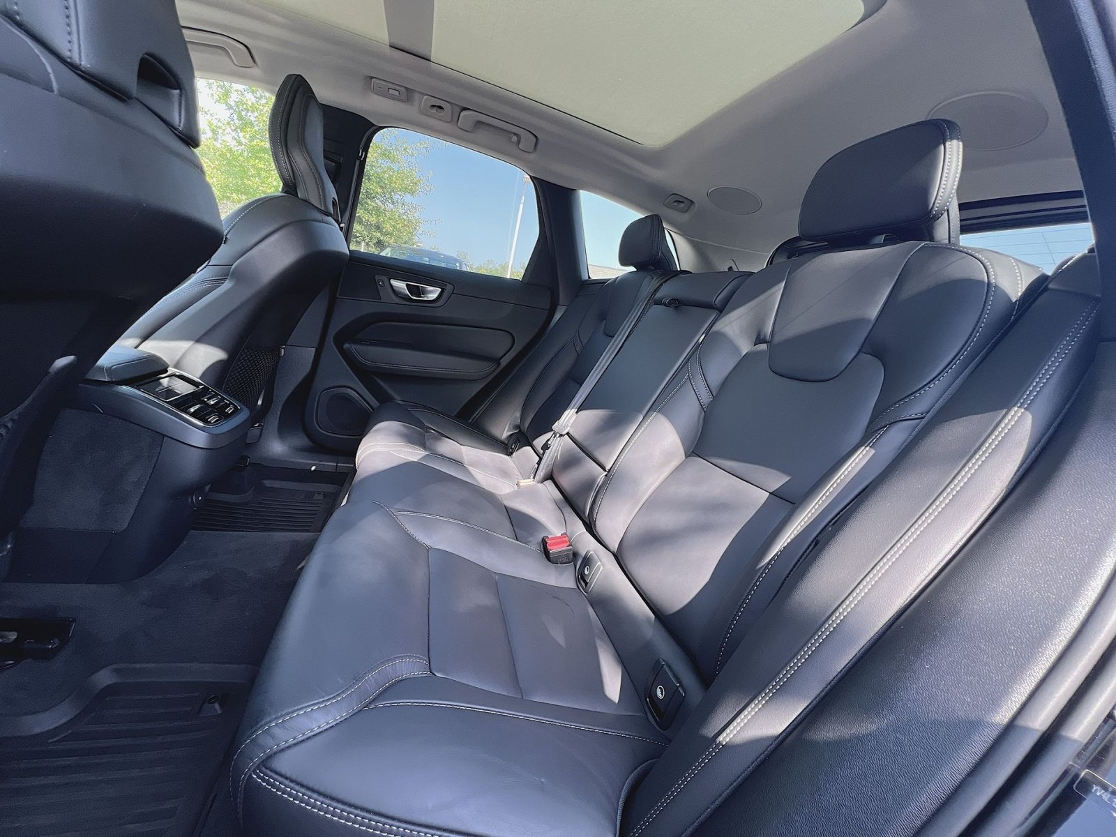 Certified 2024 Volvo XC60 B5 Ultimate w/ Protection Package Premier AWD/4WD image 25