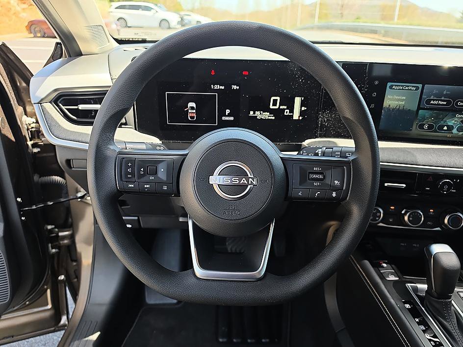 Used 2025 Nissan Kicks SV image 13