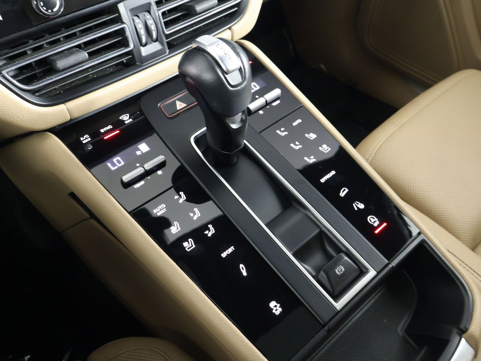Certified 2022 Porsche Macan S AWD/4WD image 18
