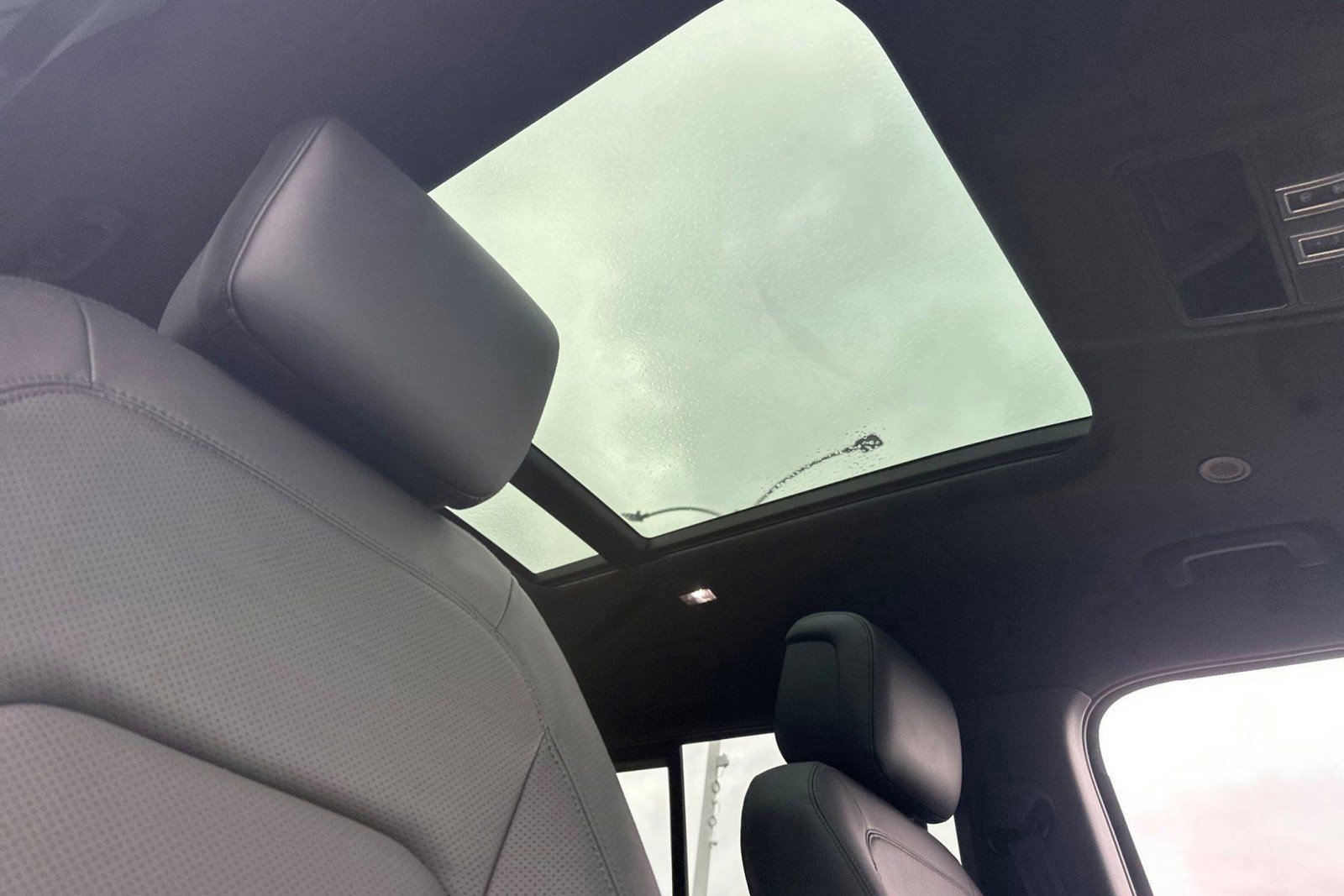 New 2026 Land Rover Defender 130 X-Dynamic SE image 14