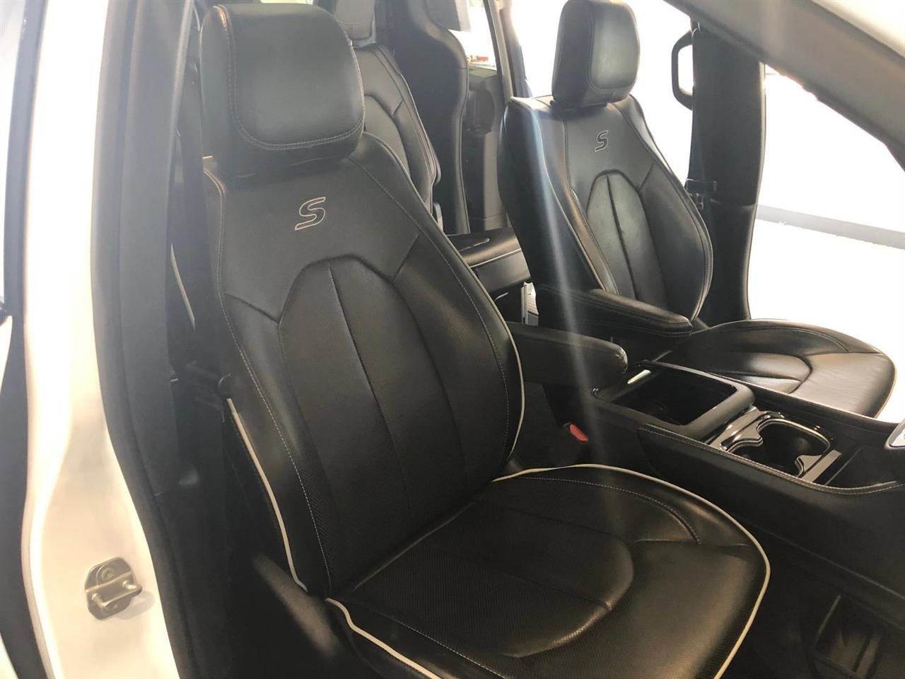 Used 2025 Chrysler Pacifica Limited image 13