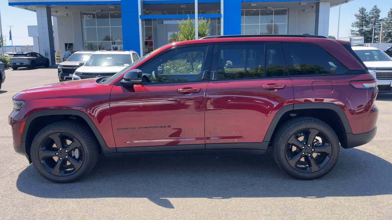 Used 2023 Jeep Grand Cherokee Altitude AWD/4WD image 4