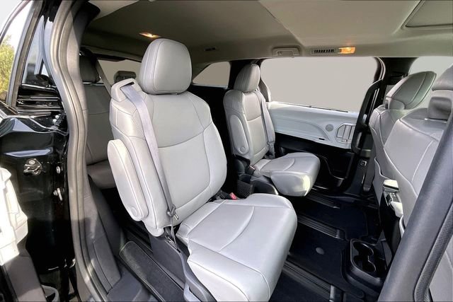 Used 2025 Toyota Sienna XLE image 17