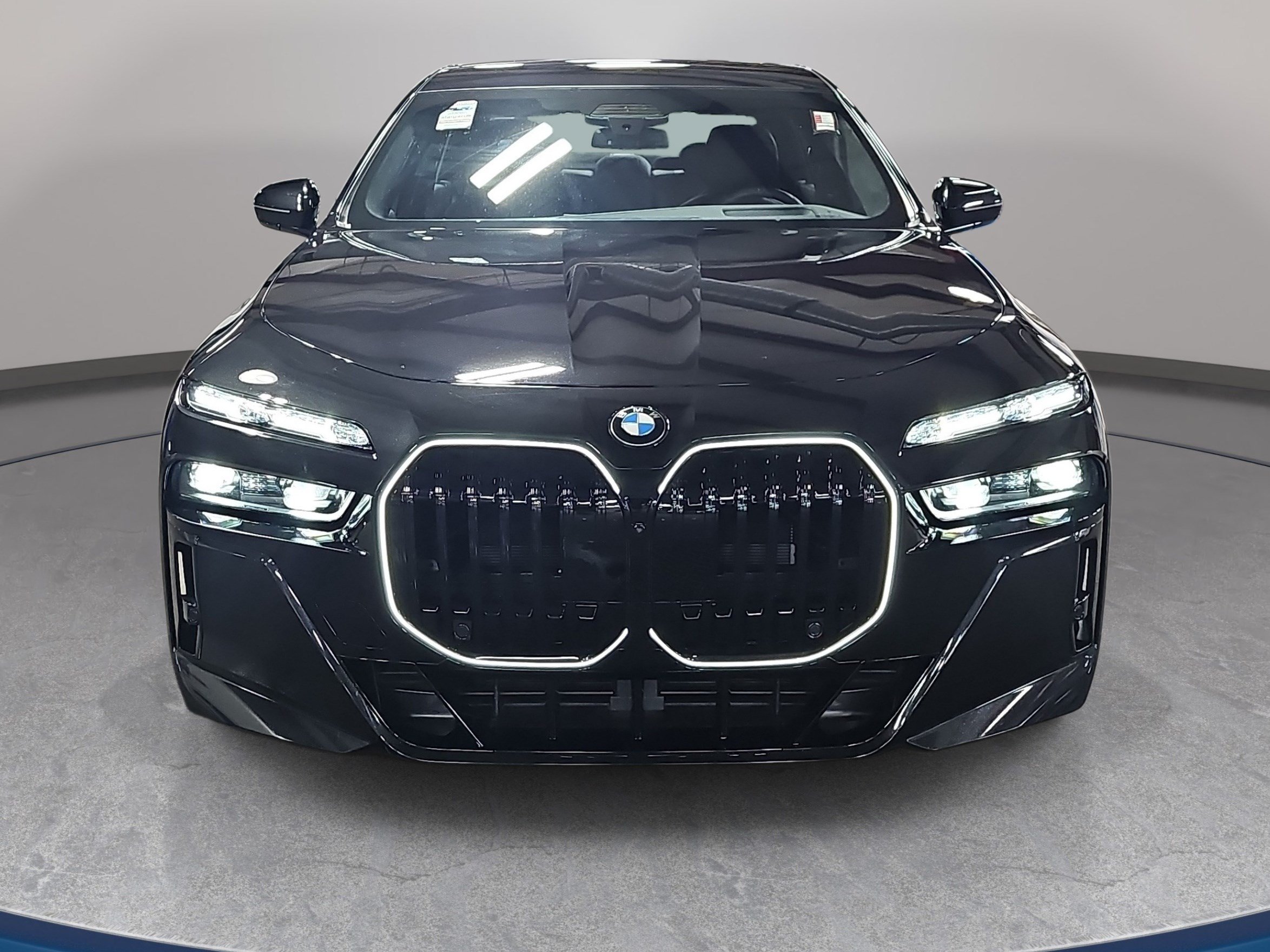 Used 2025 BMW 760i xDrive w/ Executive Package AWD/4WD image 2