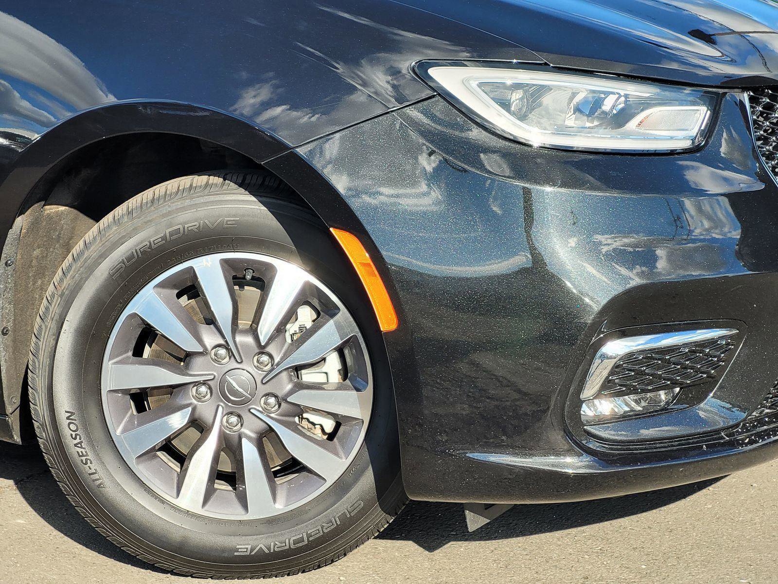 Used 2023 Chrysler Pacifica Limited image 9