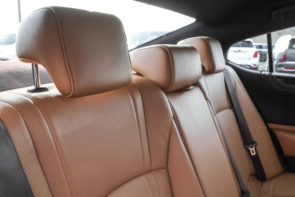 Used 2020 Lexus ES 300h 300h Luxury w/ Accessory Package 2 image 34