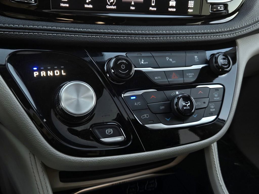 Used 2023 Chrysler Pacifica Limited image 21