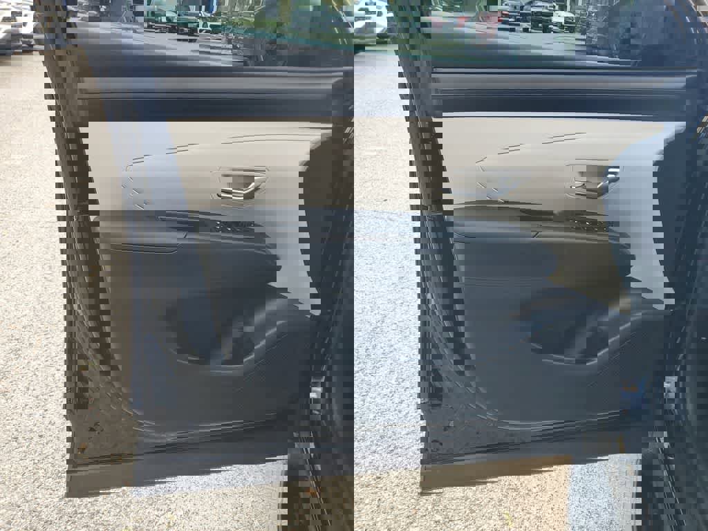 Used 2025 Hyundai Tucson SE image 16