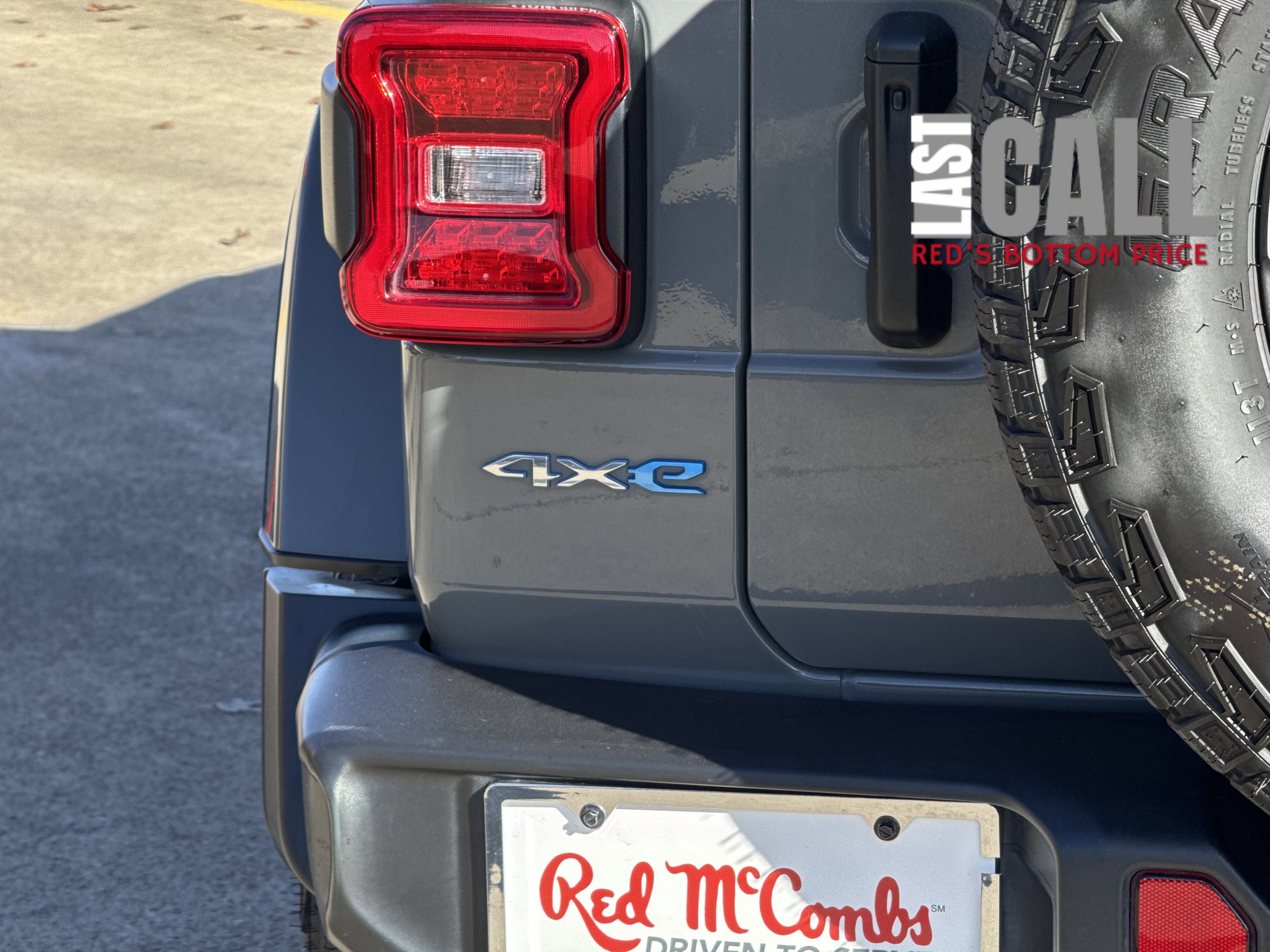 Used 2022 Jeep Wrangler Unlimited Sahara w/ Cold Weather Group image 8