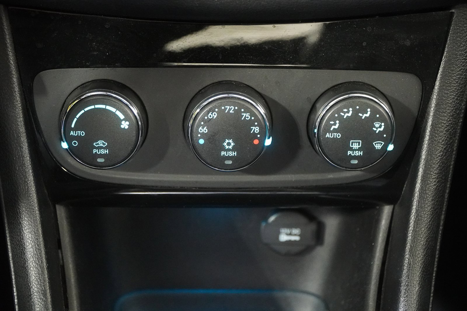 Used 2013 Chrysler 200 Limited image 26