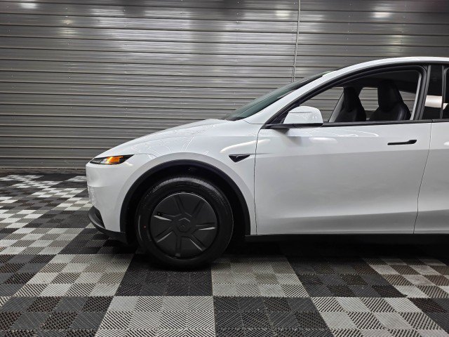 Used 2026 Tesla Model Y 2WD image 35