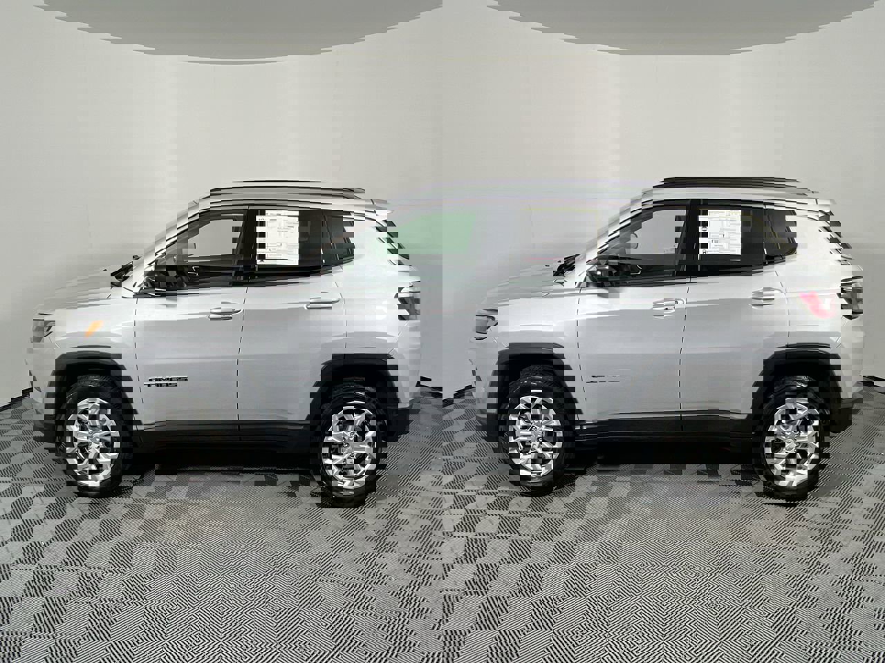 Used 2024 Jeep Compass Latitude image 6