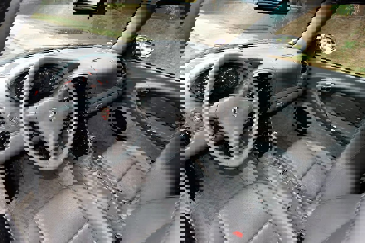 Used 2002 Porsche 911 Cabriolet image 12