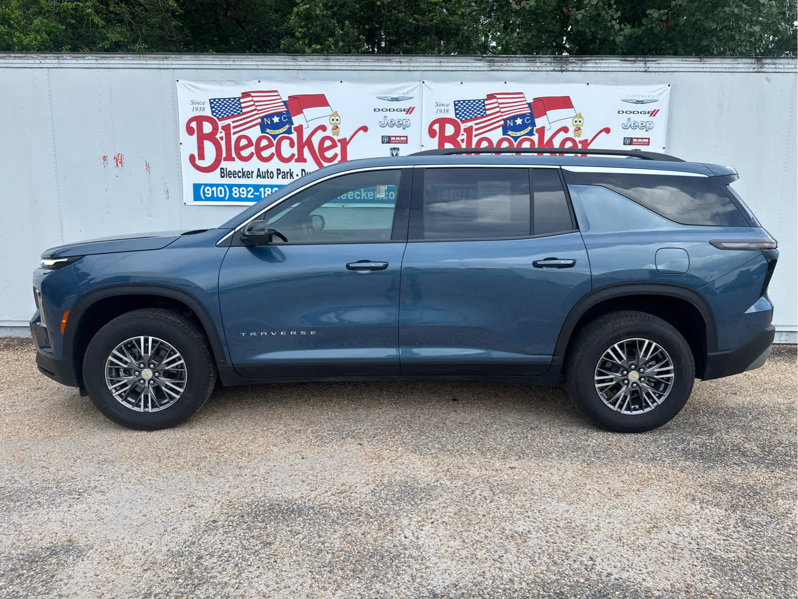 Used 2025 Chevrolet Traverse LT w/ Driver Confidence Package FWD image 7