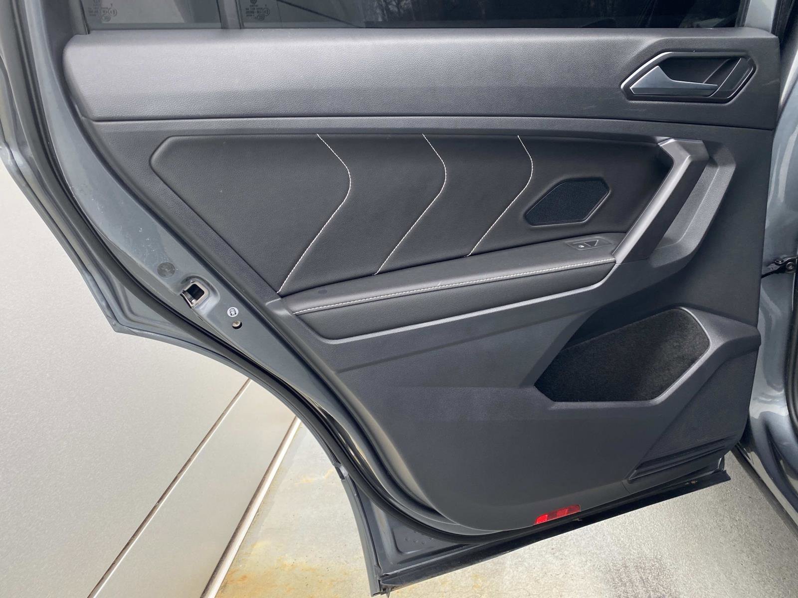 Used 2023 Volkswagen Tiguan SE R-Line image 11