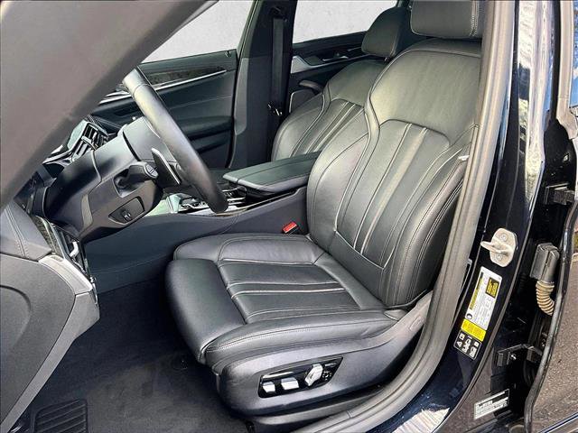 Used 2022 BMW M550i xDrive w/ Executive Package image 24