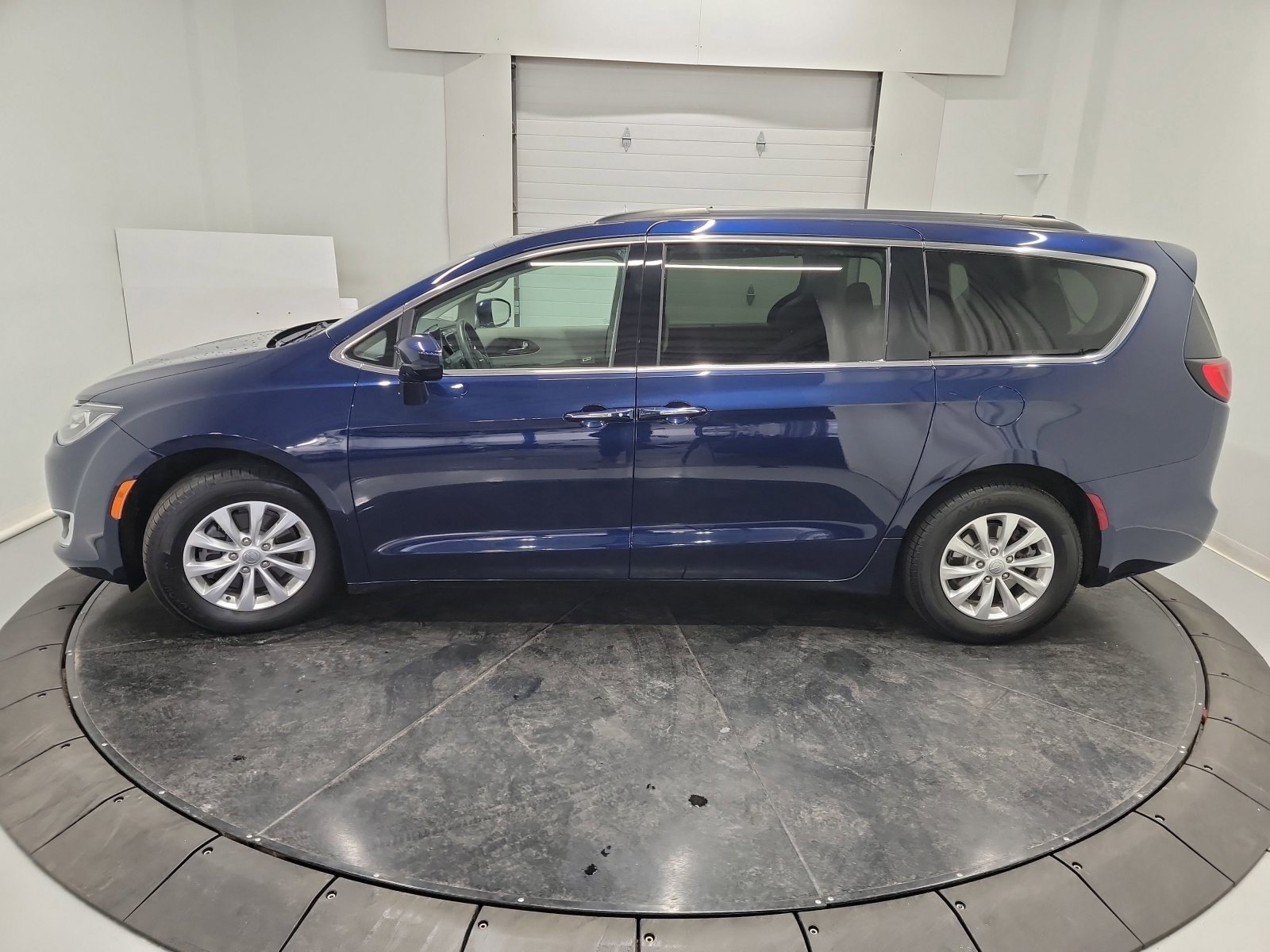 Used 2018 Chrysler Pacifica Touring Plus image 4