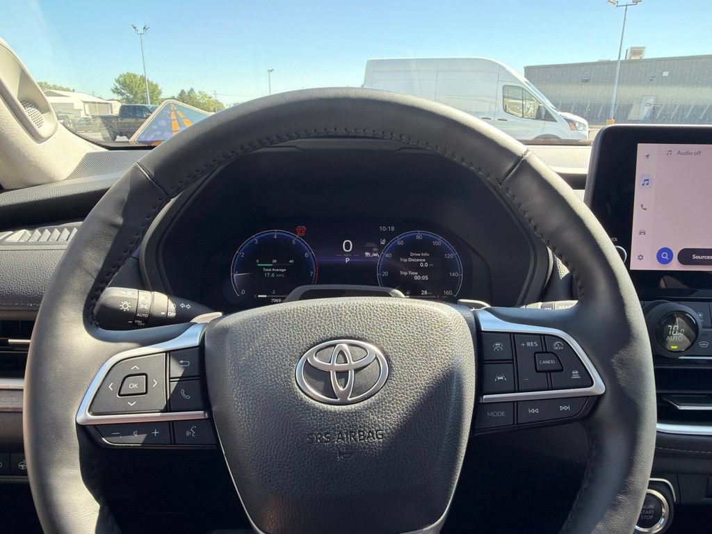 Used 2025 Toyota Grand Highlander AWD image 17