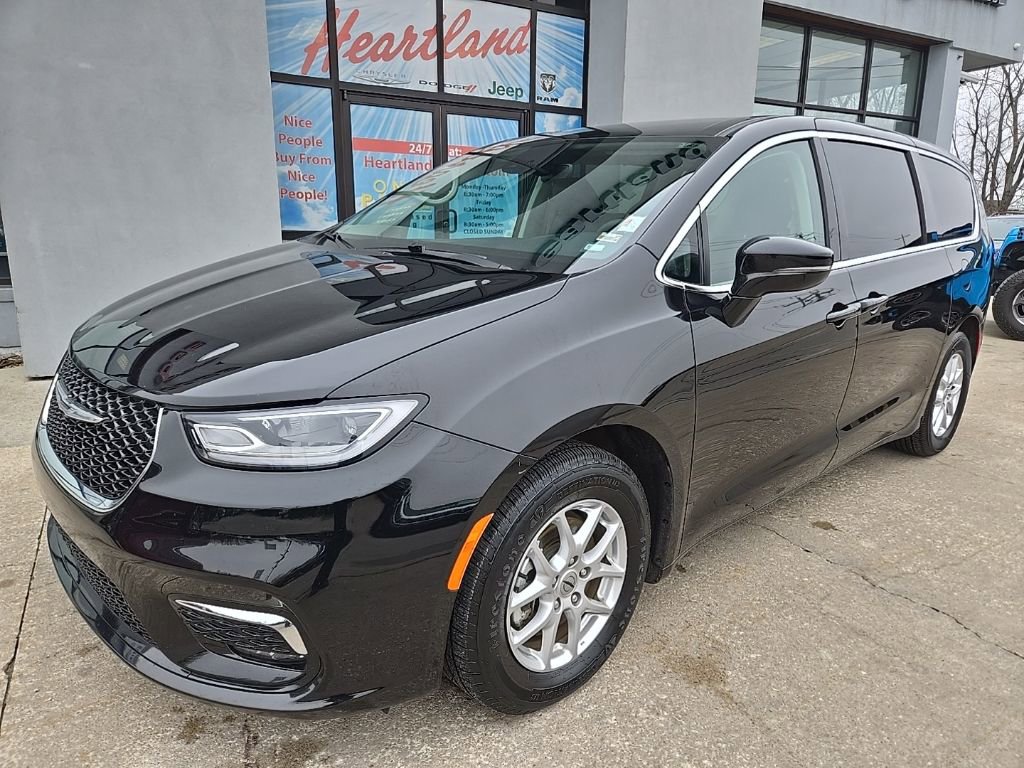 Used 2024 Chrysler Pacifica Touring-L image 2