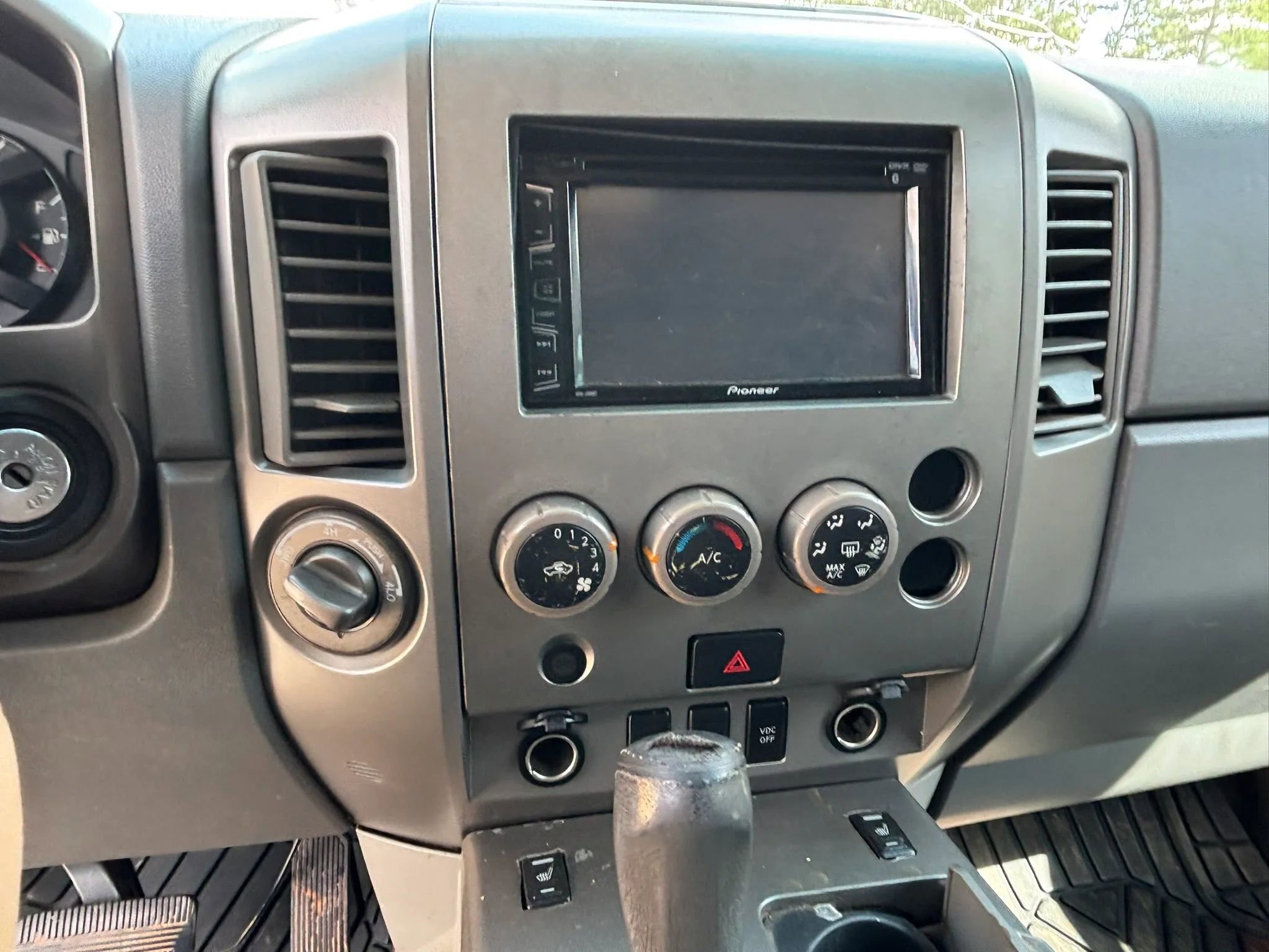 Used 2004 Nissan Titan LE w/ (Tow) Big Tow Pkg AWD/4WD image 15