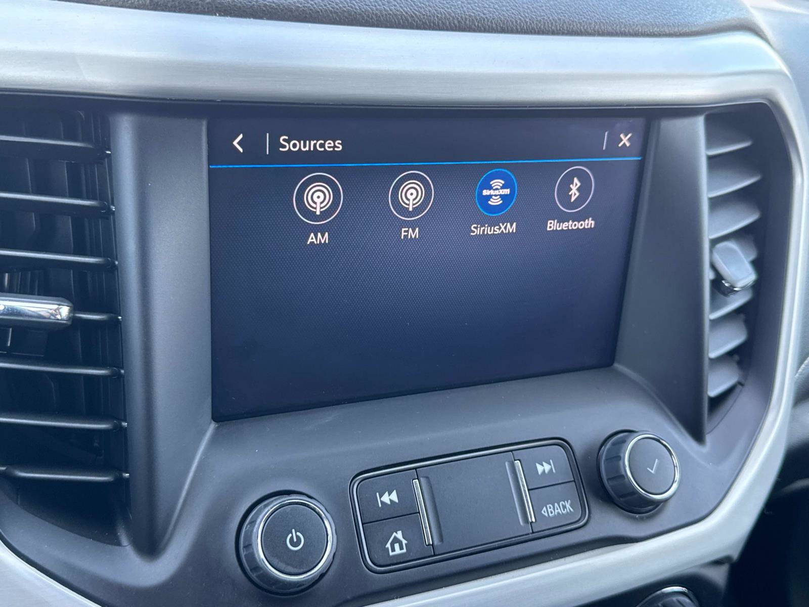 Used 2023 GMC Acadia SLE image 28