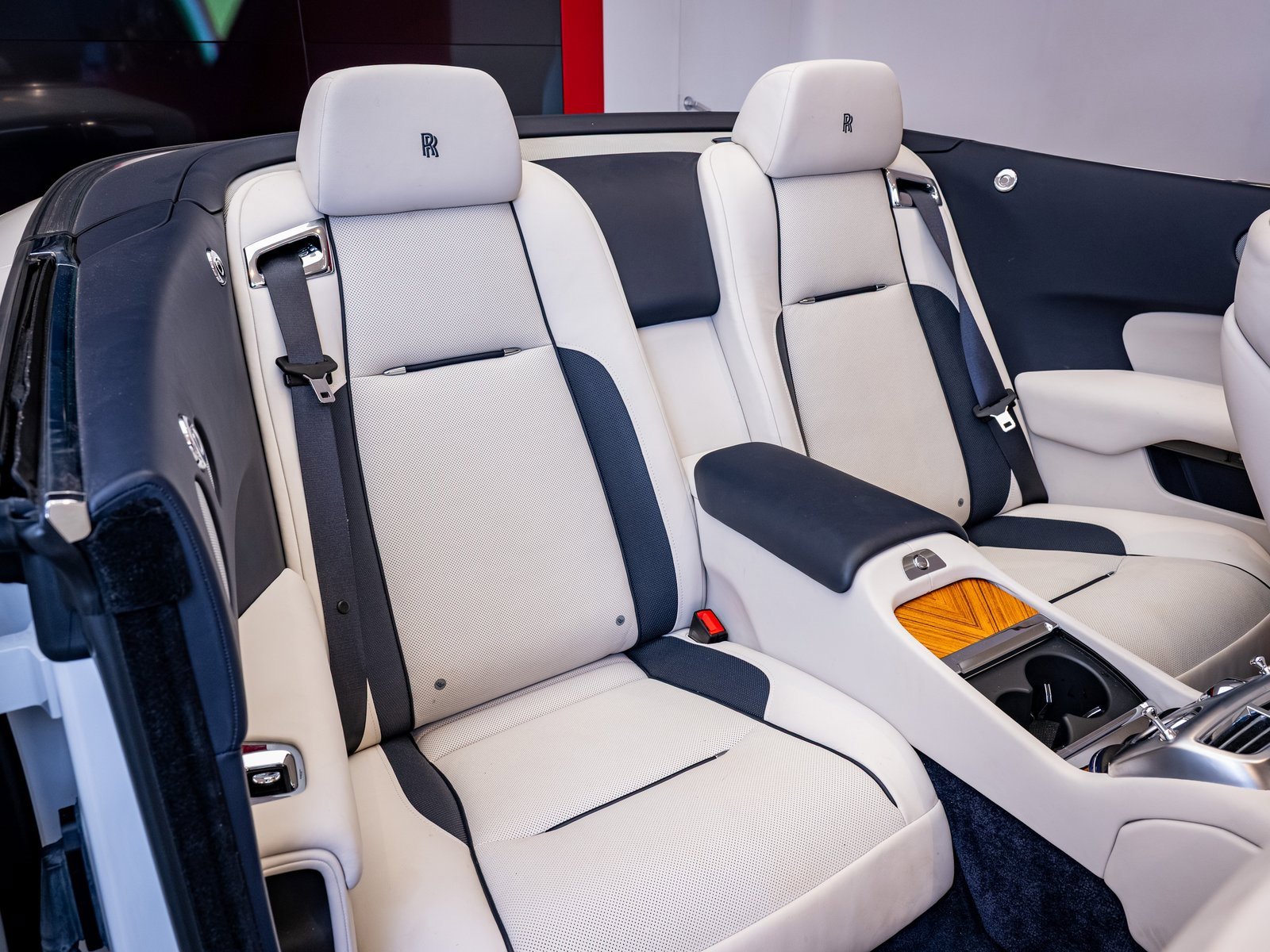 Used 2018 Rolls-Royce Dawn image 23