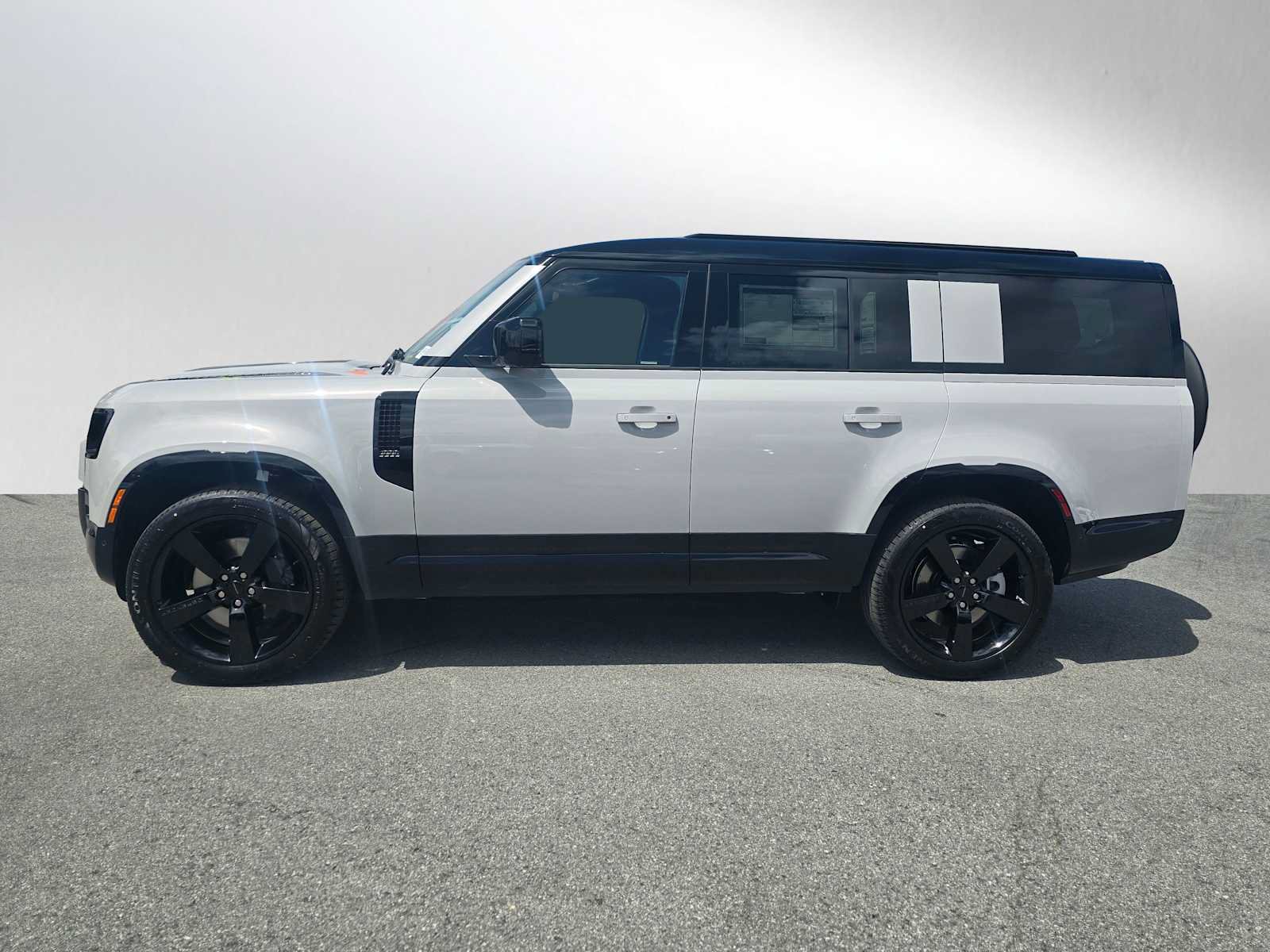 New 2026 Land Rover Defender 130 X-Dynamic SE AWD/4WD image 2