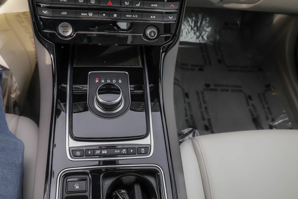 Used 2018 Jaguar XE Premium image 22