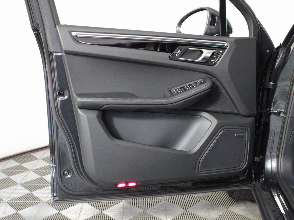 Certified 2025 Porsche Macan image 14