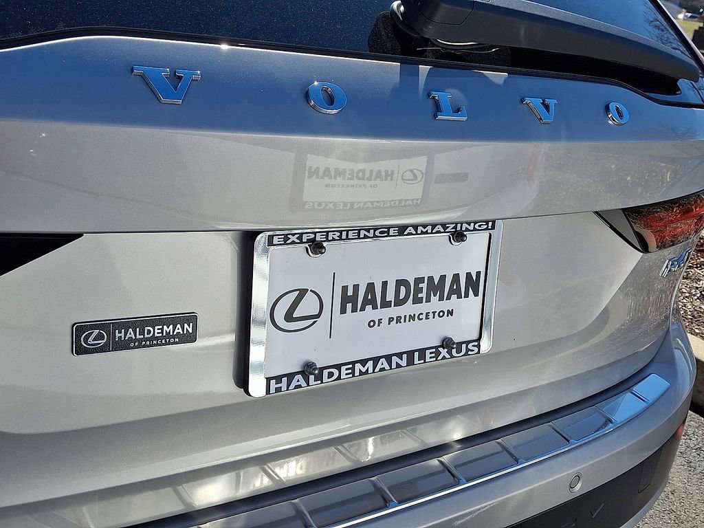 Used 2025 Volvo V90 B6 Cross Country Plus w/ Protection Package Premier image 31