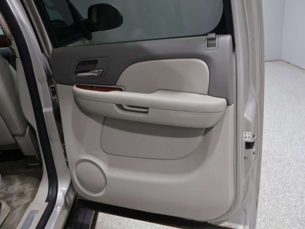 Used 2009 Chevrolet Suburban LT AWD/4WD image 22