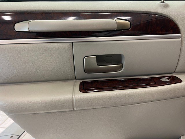 Used 2009 Lincoln Town Car Signature Limited image 15