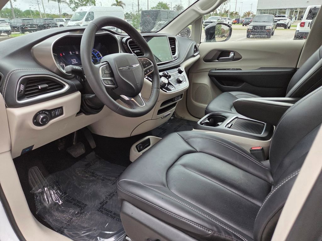 Used 2024 Chrysler Pacifica Select image 25