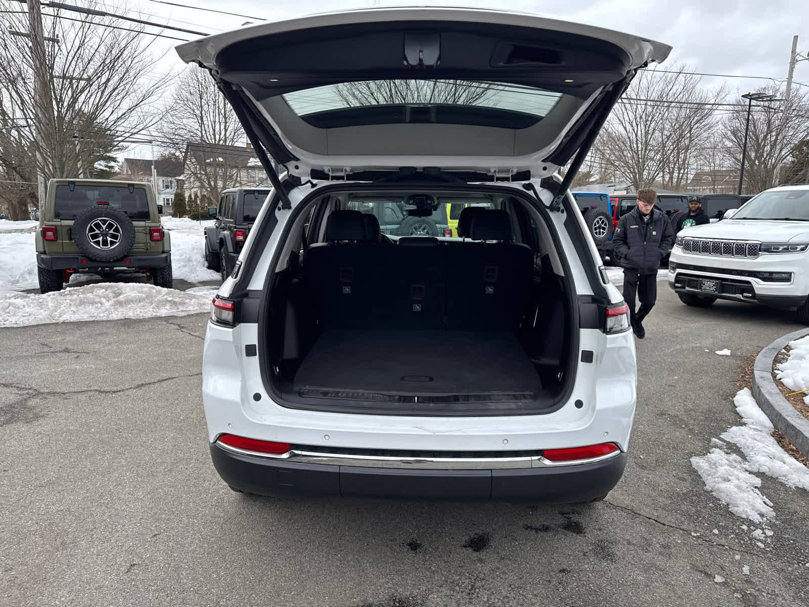 Used 2023 Jeep Grand Cherokee 4WD 4xe w/ Luxury Tech Group II image 39