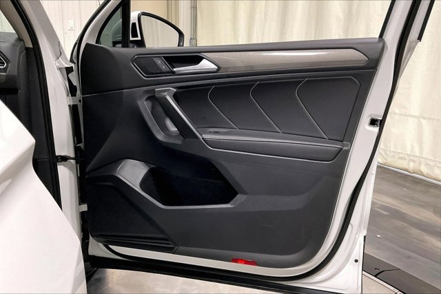 Used 2024 Volkswagen Tiguan SE w/ Panoramic Sunroof Package FWD image 24